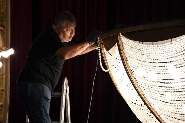 Un ritual con historia: el Teatro Municipal baj&oacute; su hist&oacute;rica ara&ntilde;a ante 50 vecinos que fueron testigos de la ceremonia m&iacute;stica