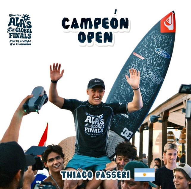 Thiago&nbsp;Passeri, en andas tras el triunfo durante la &uacute;ltima fecha del circuito latino de surf en El Salvador.