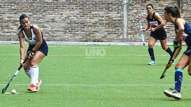 La Salle Jobson estrenó su cancha de hockey sintético en Cabaña Leiva con derrota ante las Gitanas.