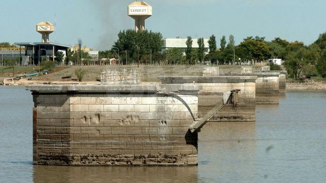 Puente peatonal. Van a estudiar en qué condición se encuentran lo pilotes del viejo puente ferroviario.