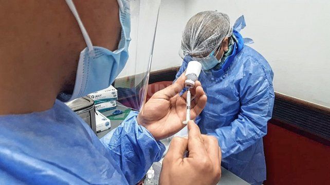 Comienza la aplicación de terceras dosis en Santa Fe, con AstraZeneca.