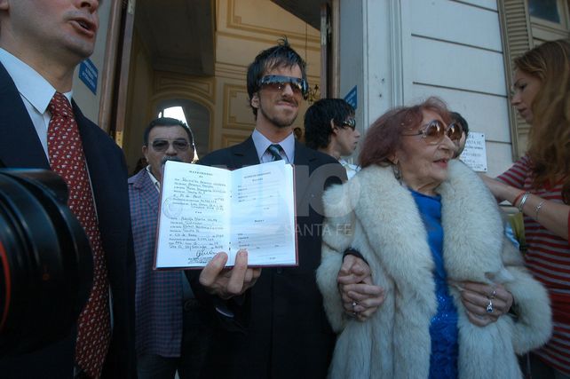 Reynaldo se hizo famoso al casarse el 28 de setiembre de 2007 con Adelfa, una mujer de 82 años de edad por entonces, que era 58 años mayor que él. 