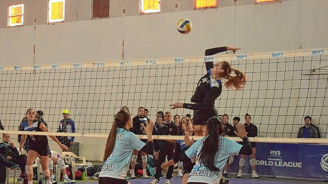 Tras un buen comienzo, con triunfos ante Misiones y Santiago, el seleccionado femenino de Santa Fe logr&oacute; imponerse a Formosa por un claro 3 a 0.