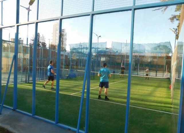 En la capital provincial, el Club Ferroviario dispone de cuatro canchas con césped sintético para la práctica del pádel.