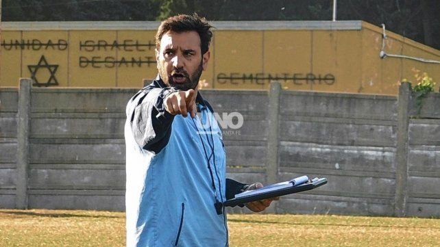El entrenador de Independiente aseguró que cuenta con un plantel joven, con tres o cuatro jugadores de experiencia en la competitiva Liga Santafesina. 