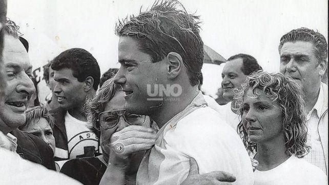Diego Degano, en el arribo a la costanera corondina, recibido por su mamá y su hermana, que siempre lo apoyaron en su carrera como nadador de elite. Haría historia en el Maratón Santa Fe-Coronda.
