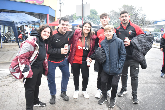 Los hinchas de Col&oacute;n desafiaron al mal clima.