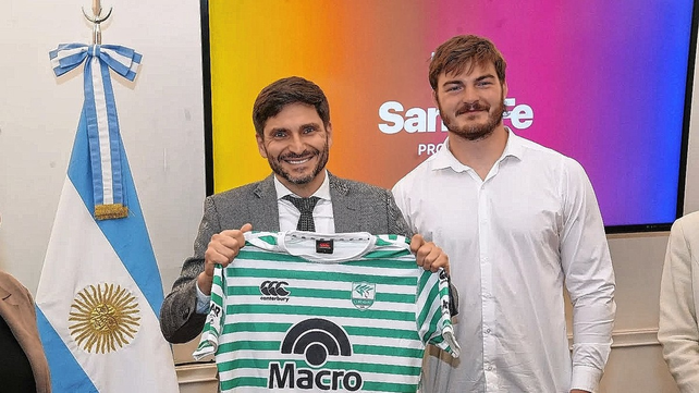 El segunda l&iacute;nea de la selecci&oacute;n nacional, entreg&oacute; al gobernador Pullaro, una camiseta del CRAR de Rafaela. &nbsp;