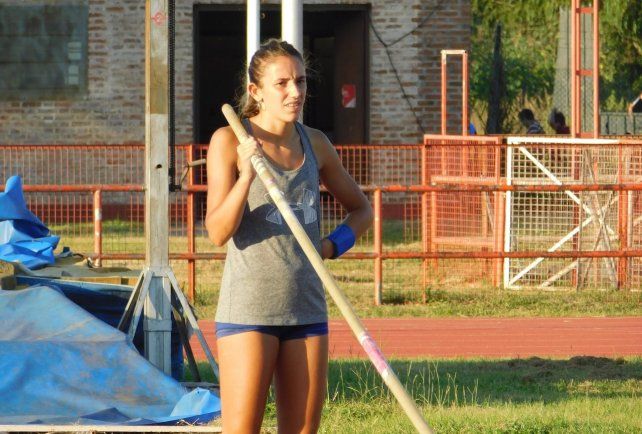La garrochista de 17 años, se prepara para competir en el 101° Campeonato Nacional a realizarse en Concepción del Uruguay.