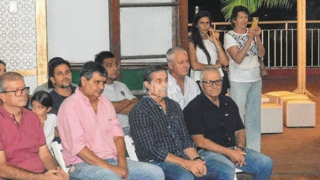 Las autoridades del vóley santafesino, y de la entidad lagunera, brindaron su respaldo a esta loable iniciativa.