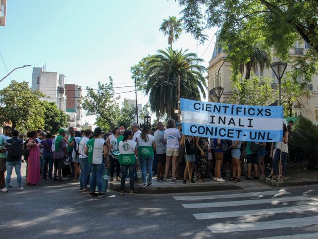 ¿Cuál será el impacto del plan motosierra en Santa Fe?: la incertidumbre afecta al 30% de los estatales nacionales