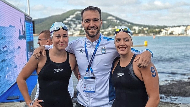 Las nadadoras de Uni&oacute;n de Santa Fe en Espa&ntilde;a junto a su entrenador Diego Garbarino.
