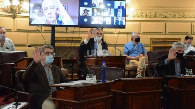 Traferri y Calvo (más atrás), las dos caras visibles de las posiciones encontradas por el presupuesto en el bloque del PJ del Senado.