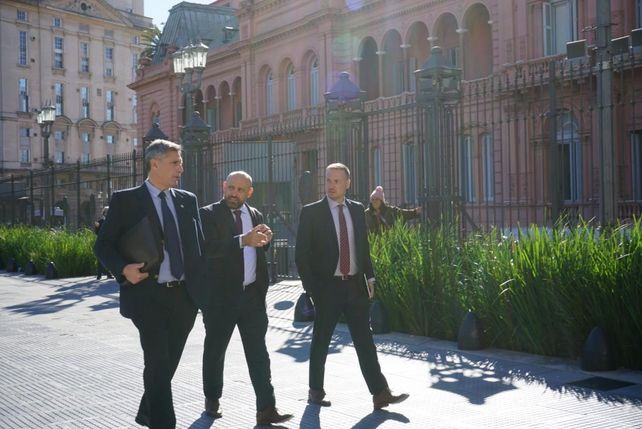 Los ministros de Obras Públicas, Lisandro Enrico; de Economía, Pablo Olivares; y de Desarrollo Productivo, Gustavo Puccini,