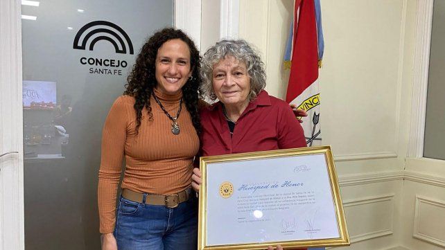 Rita Segato junto a su distinción y a la concejala Laura Mondino