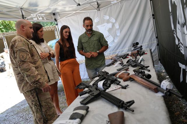 Descubren un arsenal enterrado en barriles en el sur provincial: tres detenidos y m&aacute;s de $10 millones secuestrados