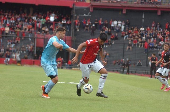 Iván Ojeda ya debutó en Colón y ahora pelea por un lugar en la Primera Nacional. Iván Ojeda ya debutó en Colón y ahora pelea por un lugar en la Primera Nacional.