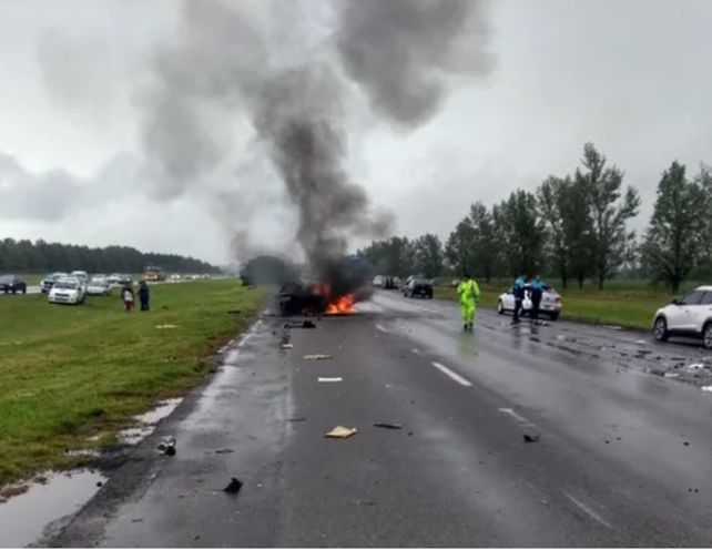 Tres muertos y cinco heridos en un violento accidente en la autopista Rosario-Buenos Aires. 