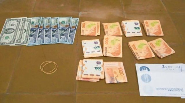 El dinero que el delincuente le robo a su vecino en Rincón. 