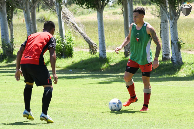Nahuel Curcio, que no es tenido en cuenta por Iván Delfino, firmó su primer contrato en Colón.