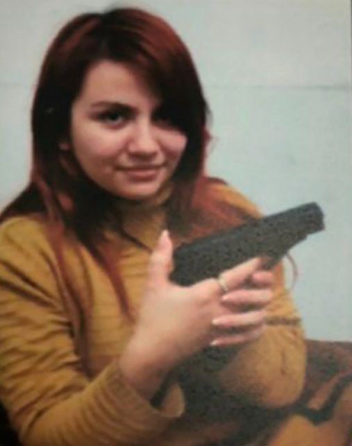  La foto de Brenda Uliarte también manipulando un arma, que se dio a conocer en las últimas horas. 