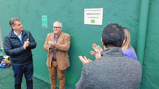El presidente Alejandro Larriera y el ministro Capitani descubren la placa con el nombre del play&oacute;n deportivo de Regatas.