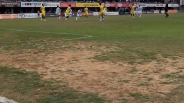 El campo de juego del estadio Nuevo Monumental de Atlético de Rafaela luce en malas condiciones previo al partido ante Colón.