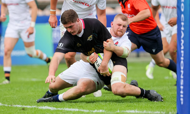 El tercera línea oriundo de Azul, Juan Penoucos, consiguió un try ante Inglaterra. El tercera línea oriundo de Azul, Juan Penoucos, consiguió un try ante Inglaterra.