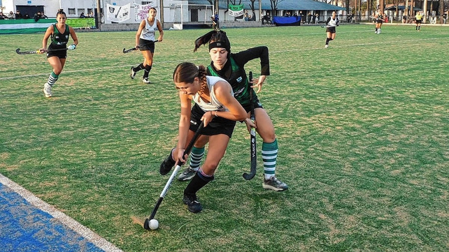 Las chicas dirigidas por Mateo Walker y Santiago Blanco salieron campeonas del Ascenso 2.