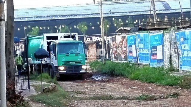 Reclamo de vecinos de barrio Liceo Norte. Un camión recolector de residuos quedó empantanado por el mal estado de las calles. 