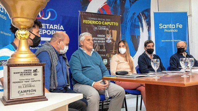 El vicepresidente de la USR, Enrique Patrizi, flanqueado por Julio Clement, Alejandro Molinas del CRAI y Patricio Favre de Santa Fe Rugby.