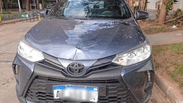 Así quedó el Toyota Yaris que arrasó con el balcón gastronómico en barrio Candioti Norte. 