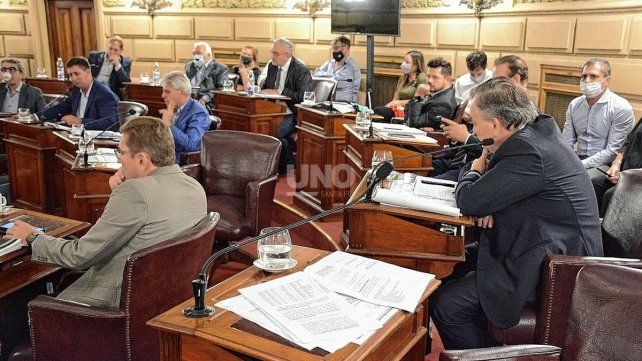 El senador Armando Traferri fue escuchado por sus pares cuando anunció que será querellante en la causa contra Débora Coticchini.