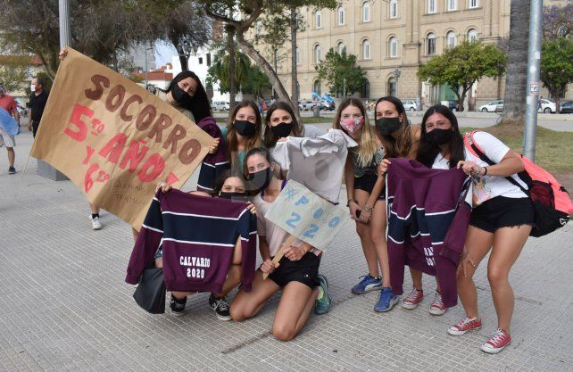 Padres de los chicos de los últimos años de la secundaria pidieron porque vuelvan a las aulas. 