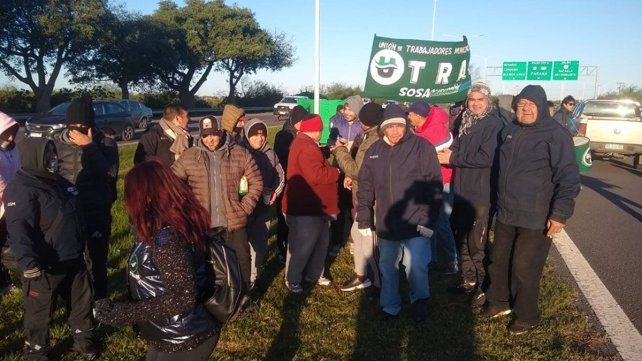 Trabajadores municipales de FESTRAM realizan corte en el acceso a la autopista  