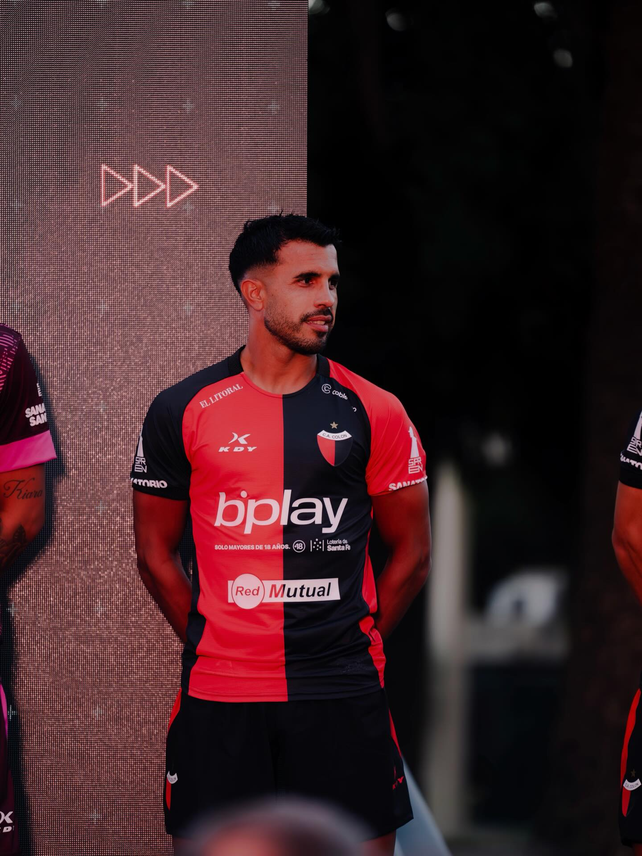 El capit&aacute;n de Col&oacute;n post&oacute; con la nueva camiseta.