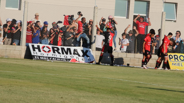 Laureano Troncoso hizo tres en el triunfo de Col&oacute;n ante Juventud de Malabrigo en la Copa Santa Fe.