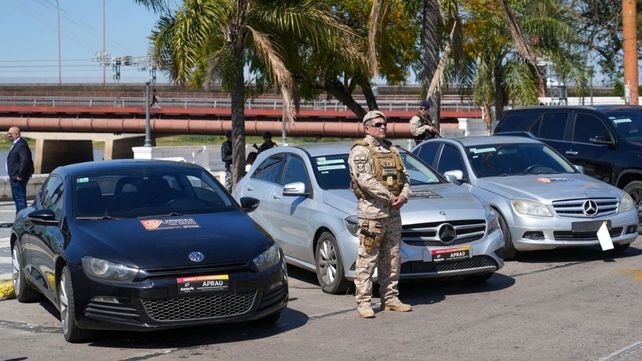 Autos de lujo y camionetas de hasta 80 millones de pesos: exhibieron en la costanera los autos que serán subastados este jueves