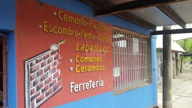 La ferretería asaltada en la madrugada en barrio Pompeya Oeste.