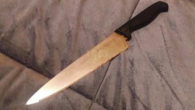 La cuchilla tipo carnicero que dejaron los delincuentes sobre una de las camas de casa-