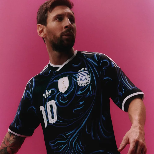 Lionel Messi mostr&oacute; el nuevo modelo de camiseta de la Selecci&oacute;n Argentina para el Mundial.