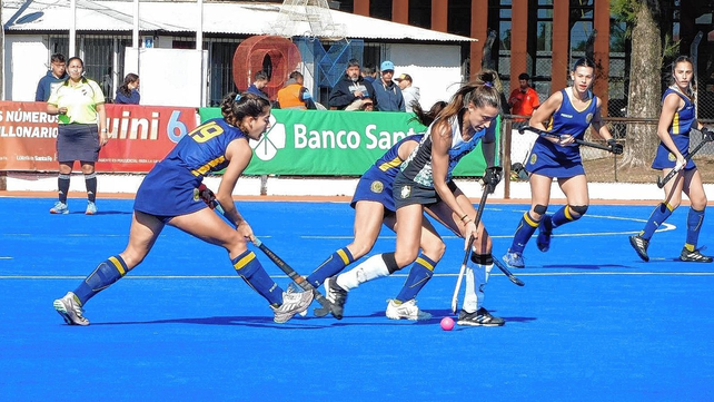 En la rama femenina, Duendes de Rosario derrot&oacute; por 4 a 3 a Gimnasia (R) en los shootouts.