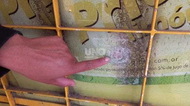 El kiosco ubicado en la plaza Colón fue baleado desde una motocicleta