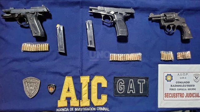 Las armas secuestrados en el auto de los detenidos. 