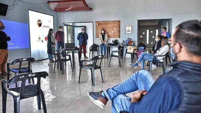 Cada centro de aislamiento cuenta con equipos médicos, de enfermería, psicosocial y un coordinador las 24 horas del día. Una vez que los equipos mencionados evalúan el ingreso para la admisión, se realiza el traslado del paciente.