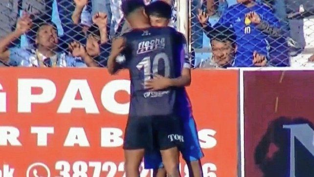 Braian Guille empujó a un alcanzapelotas de Gimnasia y Tiro con el que después se disculpó al ser reemplazado.