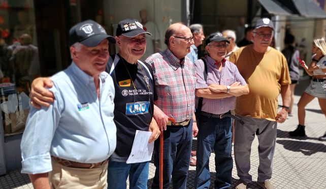 La colocación de la placa contó con el respaldo de la Asociación Amigos de calle San Martín.