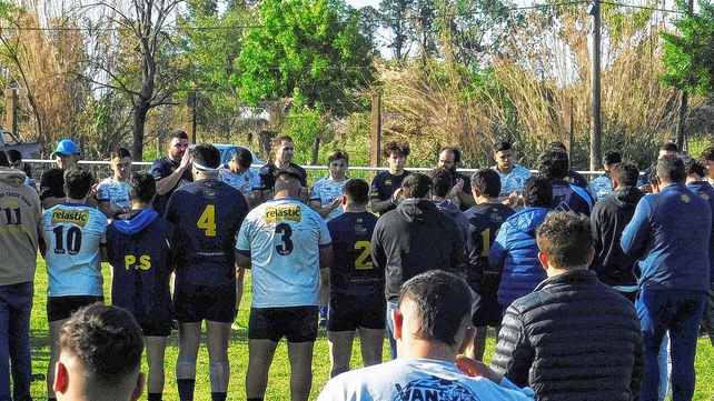 Los jugadores y staff de Universitario y Gimnasia de Pergamino se abrazaron en el campo de juego luego de recibir la triste noticia.&nbsp;
