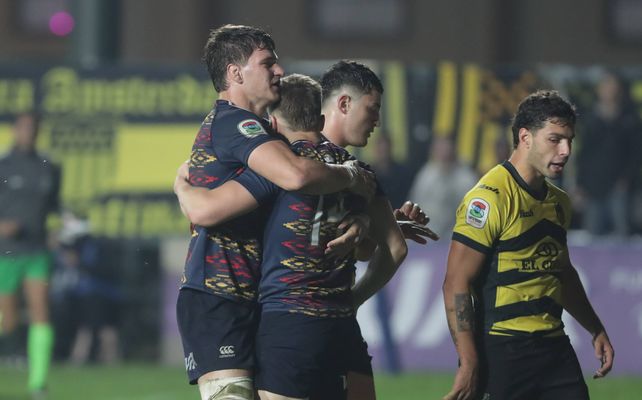 El santafesino Manuel Bernstein, capit&aacute;n de Pampas, abraza al wing Santiago Pernas tras el try marcado ante los uruguayos.