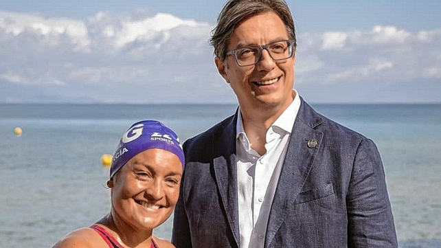 La nadadora santafesina recibe el saludo de Stevo Pendarovski, presidente de Macedonia en Ohrid.